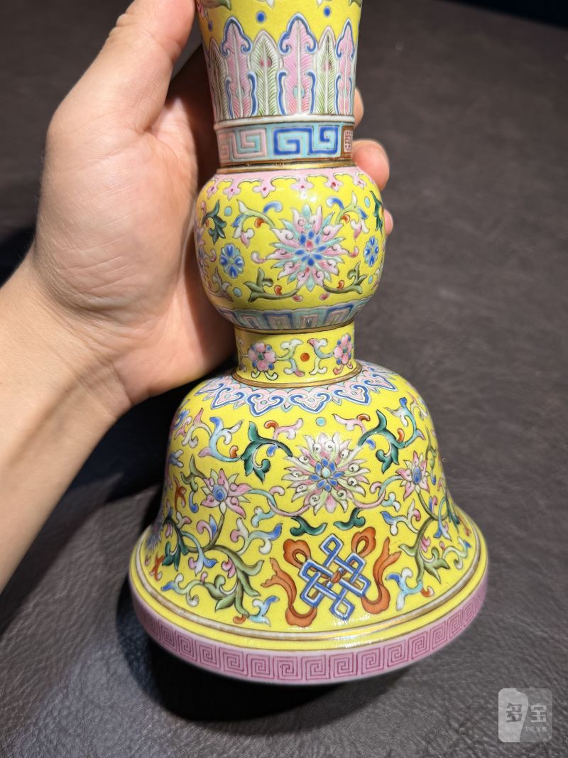 清乾隆 黄地洋彩缠枝莲托八宝纹花觚 - 图17